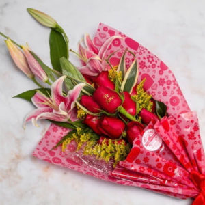 Ramo de 12 rosas y lirio